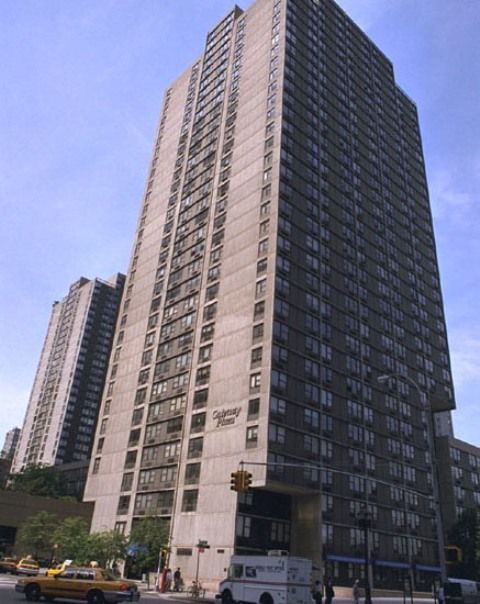 200 Gateway Plaza