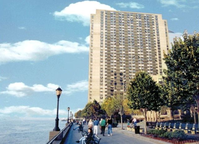 200 Gateway Plaza