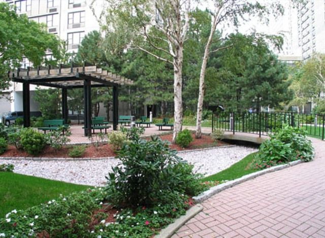 200 Gateway Plaza